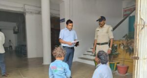 जनसुनवाई में नहीं चढ़ सका दिव्यांग, तो खुद नीचे उतर आए कलेक्टरट्राईसाइकिल की मांग लेकर पहुंचा था शंकर कहार, कलेक्टर ने मौके पर ही संबंधित अधिकारी को दिए निर्देश
