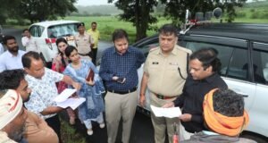 छिंदी में शिविर लगाकर ग्रामीणों से आत्मीय संवाद किया और उनकी समस्याएं भी सुनीं..