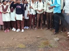 जन विश्वास अभियान में निलंबित शिक्षक के समर्थन में सड़क पर छात्र, स्कूल में तालाबंदी…!