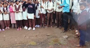 जन विश्वास अभियान में निलंबित शिक्षक के समर्थन में सड़क पर छात्र, स्कूल में तालाबंदी…!