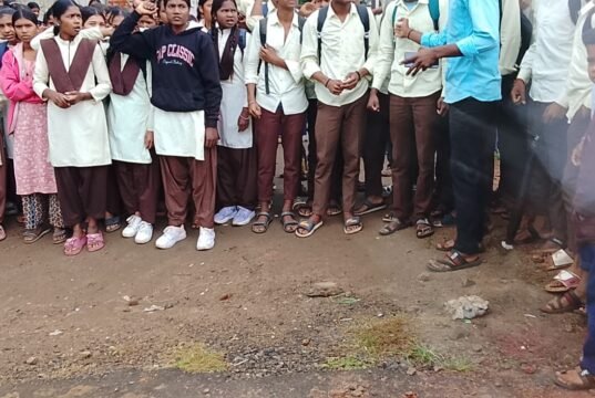 जन विश्वास अभियान में निलंबित शिक्षक के समर्थन में सड़क पर छात्र, स्कूल में तालाबंदी…!