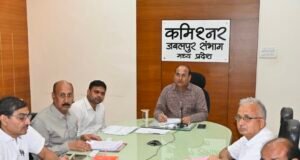संभागायुक्त श्री सिंह ने मुख्यमंत्री जन विश्वास अभियान को प्रभावी बनाने के लिए अधिकारियों को दिए आवश्यक निर्देश