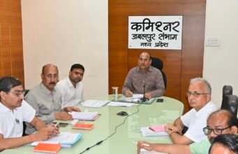 संभागायुक्त श्री सिंह ने मुख्यमंत्री जन विश्वास अभियान को प्रभावी बनाने के लिए अधिकारियों को दिए आवश्यक निर्देश