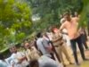 चोरी के शक में युवक की पिटाई का वीडियो वायरल, तमाशबीन बने रहे लोग
