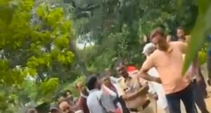 चोरी के शक में युवक की पिटाई का वीडियो वायरल, तमाशबीन बने रहे लोग