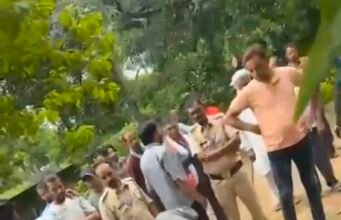 चोरी के शक में युवक की पिटाई का वीडियो वायरल, तमाशबीन बने रहे लोग