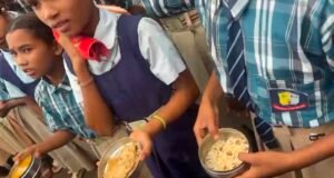 जैसा मिल रहा है, वैसा खा लो’! हॉस्टल के खाने में इल्ली मिलने पर भड़कीं छात्राएं, अधीक्षिका के खिलाफ खोला मोर्चा