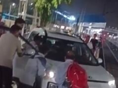 ट्रेन के इंतजार में खड़े थे यात्री, प्लेटफॉर्म पर घुस आई कारपार्सल ऑफिस जाने के चक्कर में हुआ अजीबोगरीब हादसा, प्लेटफॉर्म किनारे फंसा कार का पहिया…
