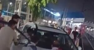 ट्रेन के इंतजार में खड़े थे यात्री, प्लेटफॉर्म पर घुस आई कारपार्सल ऑफिस जाने के चक्कर में हुआ अजीबोगरीब हादसा, प्लेटफॉर्म किनारे फंसा कार का पहिया…