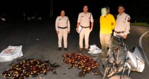 सिवनी जिले से शराब लाकर दुपहिया वाहन से ढो रहे ,दो तस्करों के विरूध्द प्रकरण पंजीबध्द