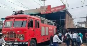 कश्मीरी ऑटो पार्ट्स की दुकान में लगी भीषण आग, लाखों का सामान जलकर खाक