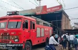 कश्मीरी ऑटो पार्ट्स की दुकान में लगी भीषण आग, लाखों का सामान जलकर खाक