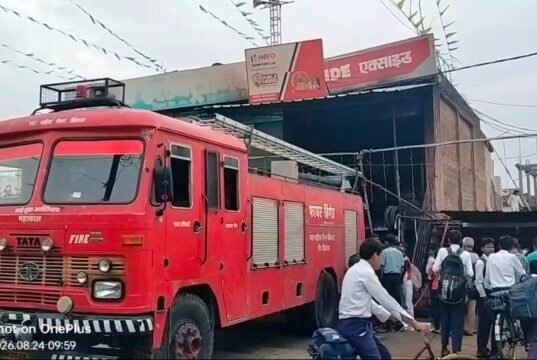 कश्मीरी ऑटो पार्ट्स की दुकान में लगी भीषण आग, लाखों का सामान जलकर खाक