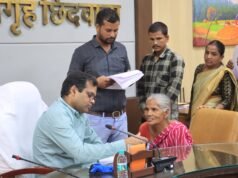 जनसुनवाई में 139 आवेदकों की समस्याएं सुनीं कलेक्टर हरेंद्र नारायन ने