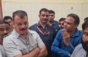 जहरीली शराब कांड: पीड़ितों से मिले उमंग सिंघार, बोले— जनता संकट में और मुख्यमंत्री विदेश दौरे पर; 25 लाख मुआवजे की मांग