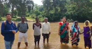 धनई नदी बनी गर्भवती महिला के लिए मौत का रास्ता!