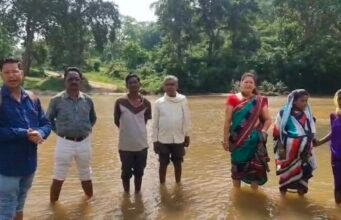 धनई नदी बनी गर्भवती महिला के लिए मौत का रास्ता!