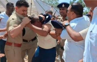 सेवा ज्योति यात्रा के कार्यक्रम में हंगामा, युवक ने एलईडी स्क्रीन पर फेंका टैब,